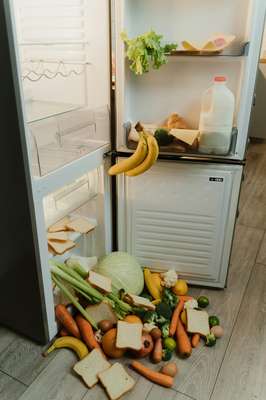 Experts expose the hidden dangers in your fridge - Stop wrapping your